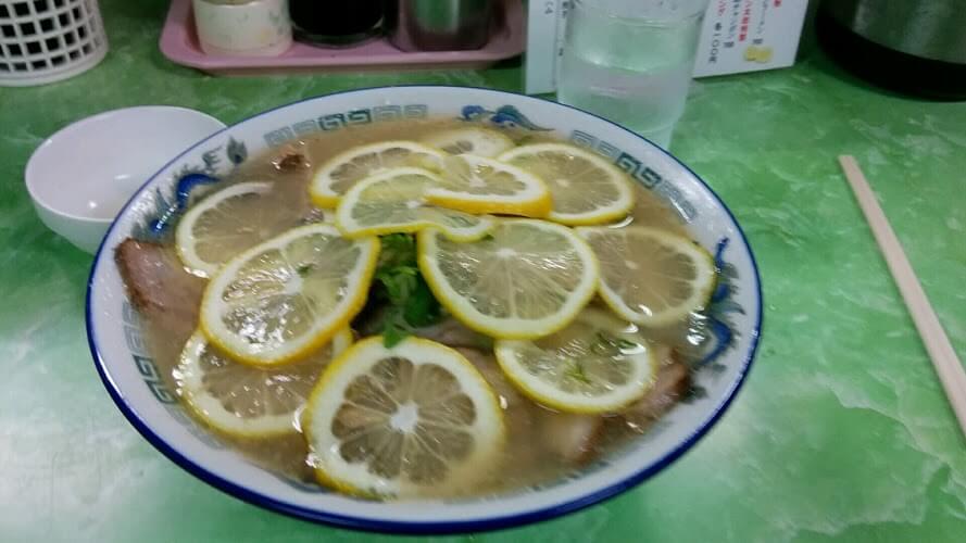 岡山の ラーメン太郎 名物レモンラーメンは味が変化する不思議うまいラーメン バイクでどっかいこ